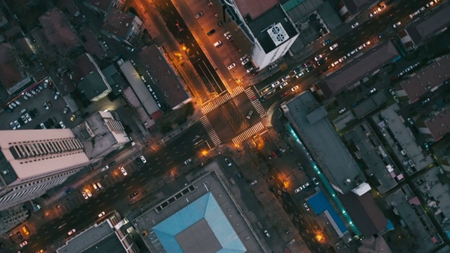 空中飞过屋顶，城市景观视频素材