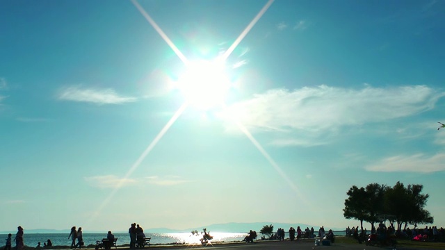 在《日落》中，人们在海边剪影视频素材