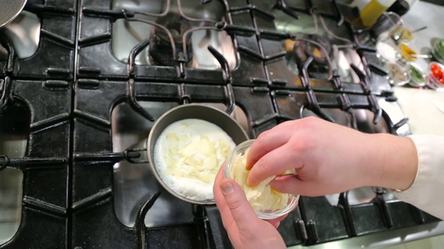 厨师为饭菜调味视频素材