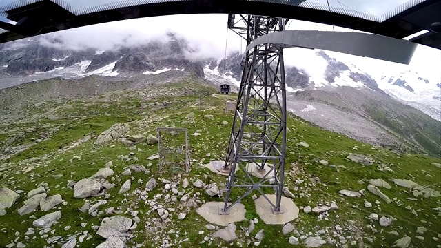 从移动缆车，法国阿尔卑斯山脉，Chamonix山谷，法国视频素材