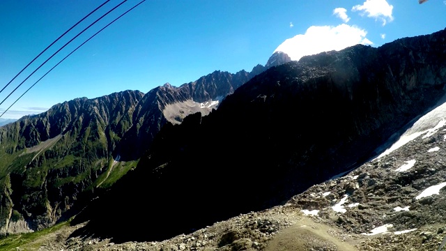 从移动缆车上陡峭的法国阿尔卑斯山，Chamonix山谷，法国视频素材