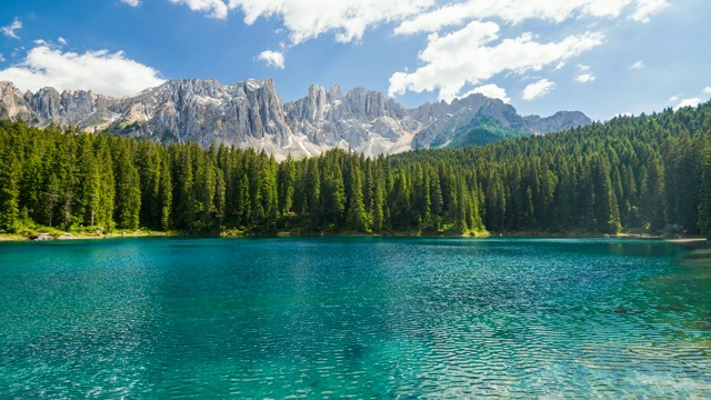 阿尔卑斯绿松石Carezza湖与Latemar山脉的背景，Trentino在白云石，意大利视频素材