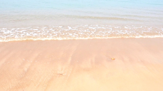 柔软的海浪在沙滩上。空旷的热带海洋和沙地背景。暑假，假期，休息日，旅游概念-运动镜头。视频素材