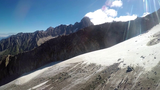 从移动缆车上陡峭的法国阿尔卑斯山，Chamonix山谷，法国视频素材