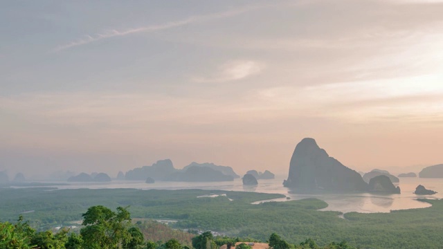 时间圈的日出时间在晚上到白天的景观，在多云的天空下的海湾山的视角位于泰国南部的攀雅省视频素材