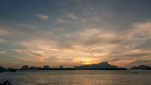 时间流逝美丽的风景风景的日出在早上的山，风景景观的绿色的山与闪光，在泰国的日出天空的气氛，日出在山和河。视频素材