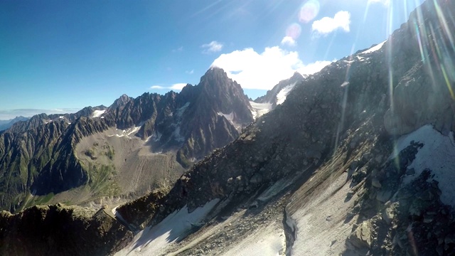 从移动缆车上陡峭的法国阿尔卑斯山，Chamonix山谷，法国视频素材