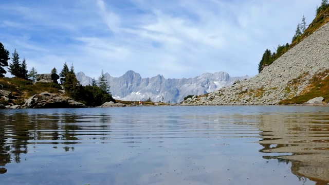 镜湖(镜湖)的时间流逝与达赫斯坦山脉的倒影。Reiteralm Schladming-Dachstein,奥地利。视频素材