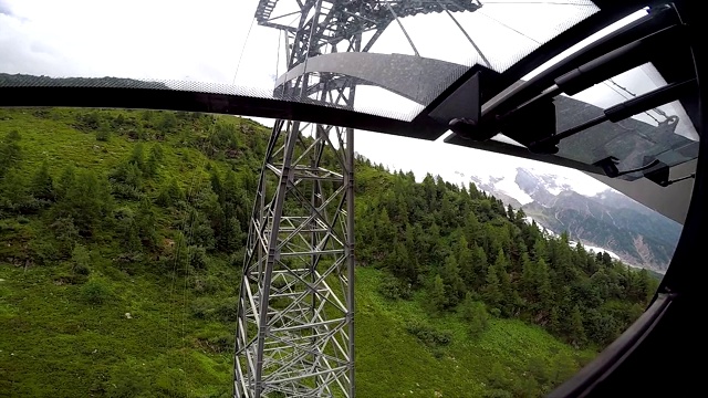 从移动缆车，法国阿尔卑斯山脉，Chamonix山谷，法国视频素材