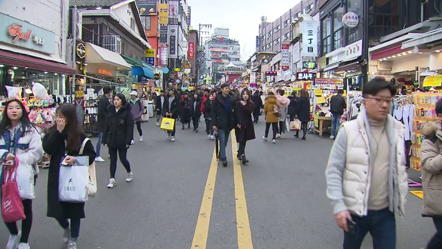 韩国首尔洪台大街上的人群视频素材