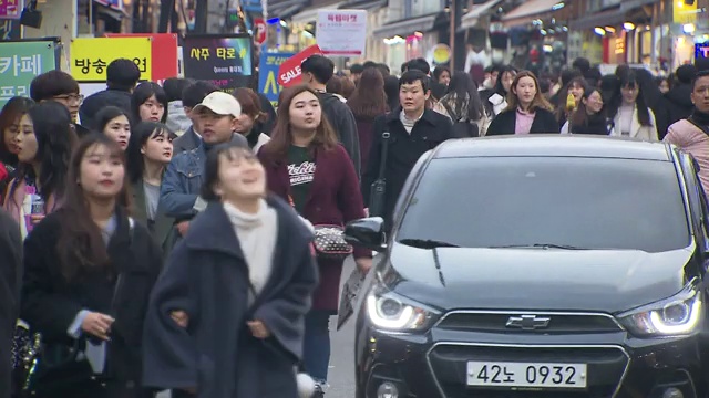 韩国首尔洪台大街上的人群视频素材