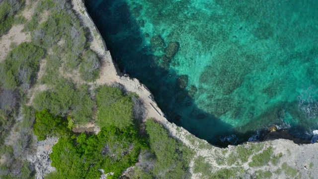 鸟瞰加勒比海和库拉索岛的海岸特征视频素材