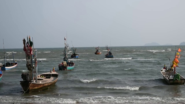 一群渔船被海浪严重溅到岸边视频素材