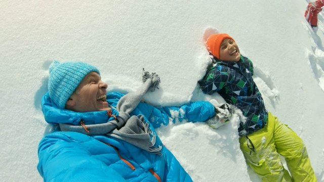 父亲和儿子掉在雪地里视频素材