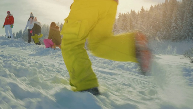 一个跑上雪山的男孩的腿视频素材