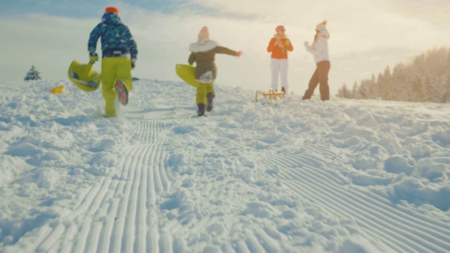 哥哥和妹妹在一个雪山上奔跑视频素材