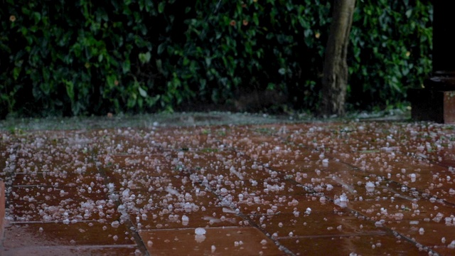 大冰雹石头落在室外瓷砖在暴风雨期间的特写视频素材