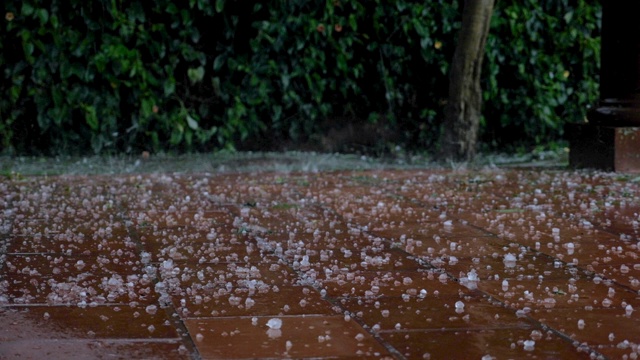 在暴风雨中破坏落在瓦片上的大冰雹视频素材