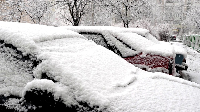 城市下雪了。汽车和街道被雪覆盖。视频素材