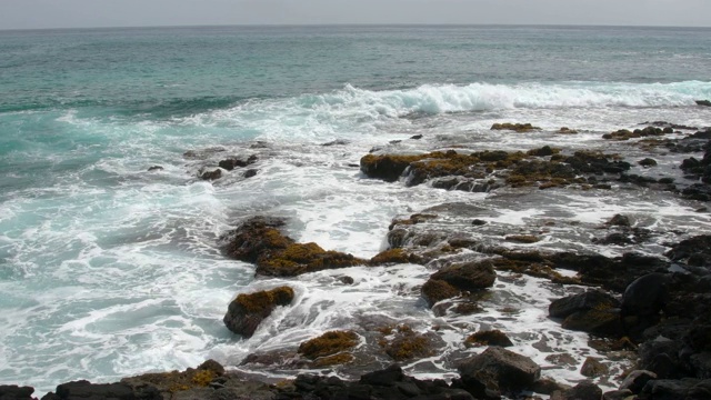 太平洋海浪冲击考艾岛海岸视频素材