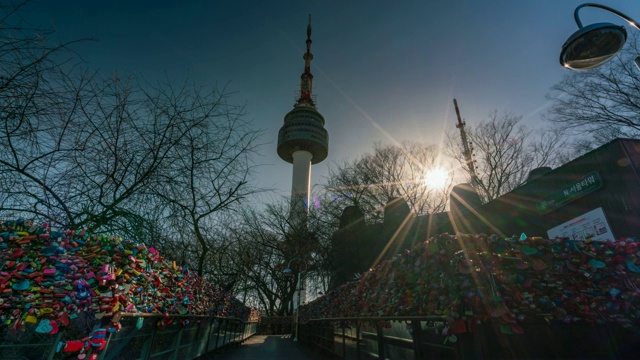 时光流逝的爱情钥匙仪式墙与幸福在北汉城塔视频素材