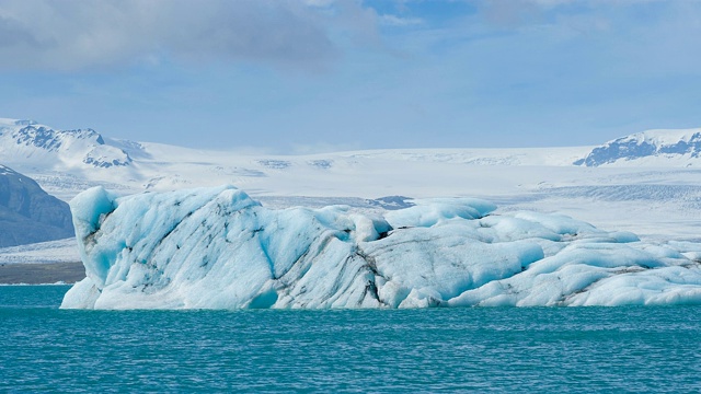 冰山在Jokulsarlon冰湖，冰岛，Vatnajokull冰帽的背景视频素材