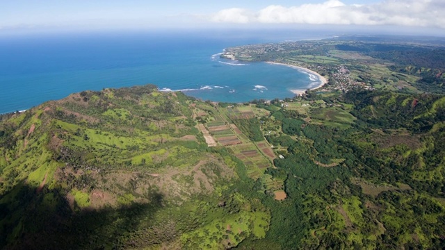 乘坐直升机游览夏威夷考艾岛的哈纳雷海湾和山谷视频素材