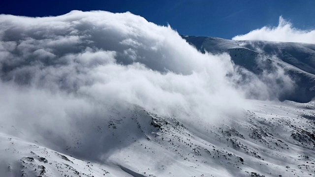 冬季，山峰上方云的流动时间流逝视频素材