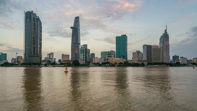 从夜晚到白天的胡志明市的城市景观天际线视频素材