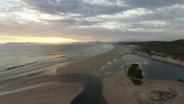 泻湖流入大海视频素材