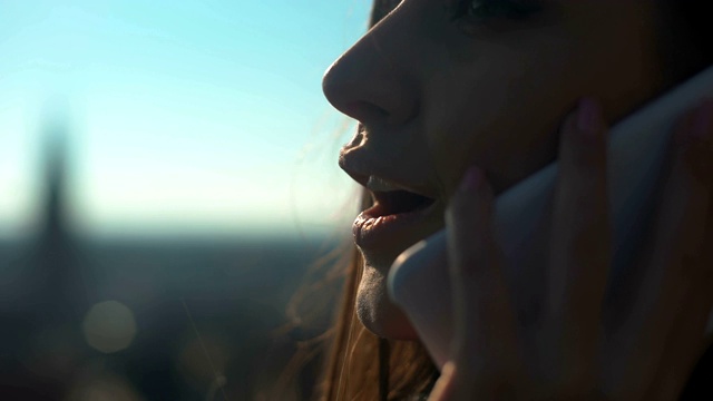 漂亮的微笑女士在电话上与朋友站在skydeck连接视频素材