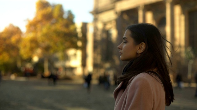 年轻的女学生望着老校舍，对未来充满信心视频素材