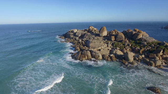 岩石露出水面，海浪拍打着它视频素材