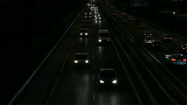 夜间在高速公路上，汽车和车辆一起流动视频素材