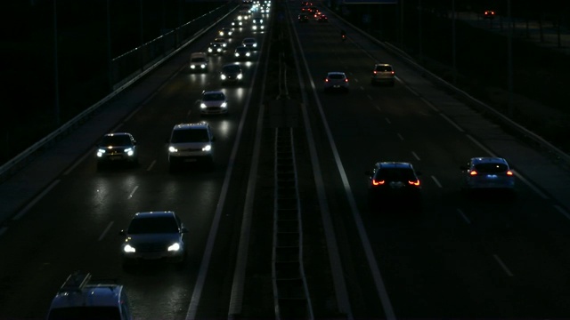 夜间在高速公路上与车辆一起流动的汽车视频素材