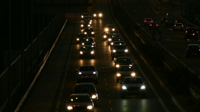 夜间，汽车在高速公路上川流不息视频素材