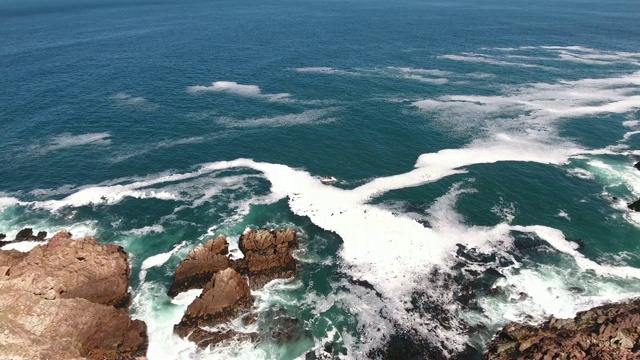 海浪撞击着岩石视频素材