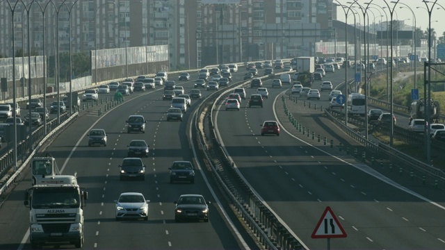 日落时分，高速公路上车辆川流不息视频素材