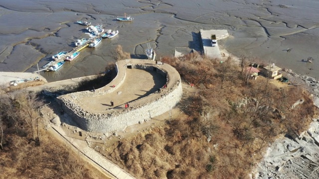 仁川江和道岛布诺里东台堡(建于朝鲜王朝)的鸟瞰图视频素材