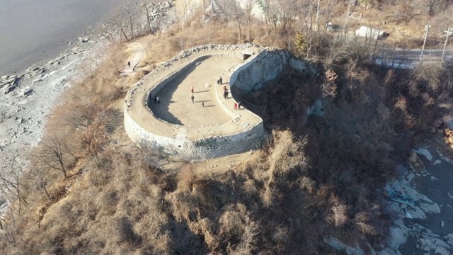 仁川江和道岛布诺里东台堡(建于朝鲜王朝)的鸟瞰图视频素材