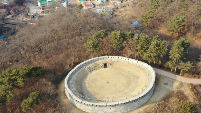 楠江堡鸟瞰图(敌人很难找到的半月形)，位于仁川江华渡岛视频素材