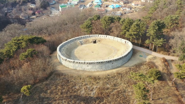 楠江堡鸟瞰图(敌人很难找到的半月形)，位于仁川江华渡岛视频素材