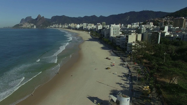 Arpoador，巴西夏季著名的里约热内卢海滩，海边的冲浪板。视频素材