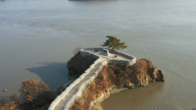 仁川江和道岛的永都通台(建于朝鲜王朝)鸟瞰图视频素材