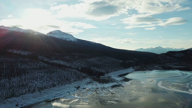 在冬天飞过高山视频素材