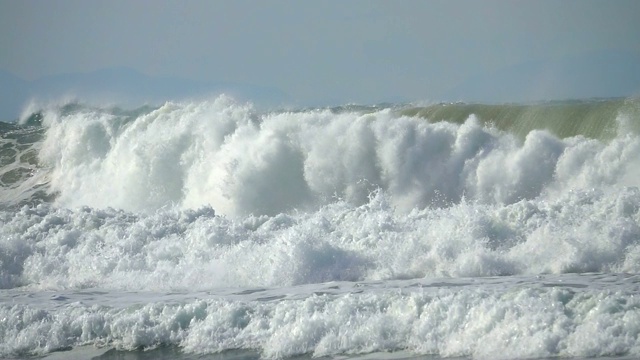 大海大海海浪海浪浪花泡沫巨大的海浪视频素材