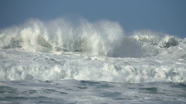 大海大海海浪海浪浪花泡沫巨大的海浪视频素材