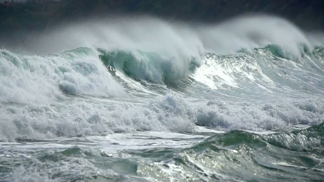 大海大海海浪海浪浪花泡沫巨大的海浪视频素材