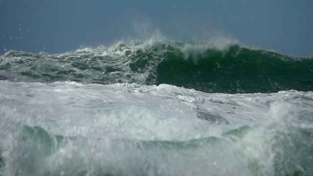 大海大海海浪海浪浪花泡沫巨大的海浪视频素材