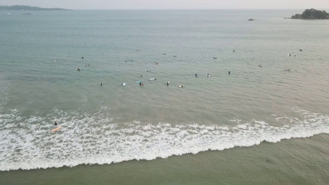 海洋中的冲浪学校视频素材